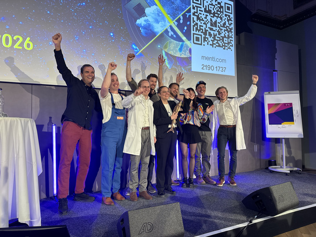 The participants of the CDG Science slam standing together on the stage with raised fists.